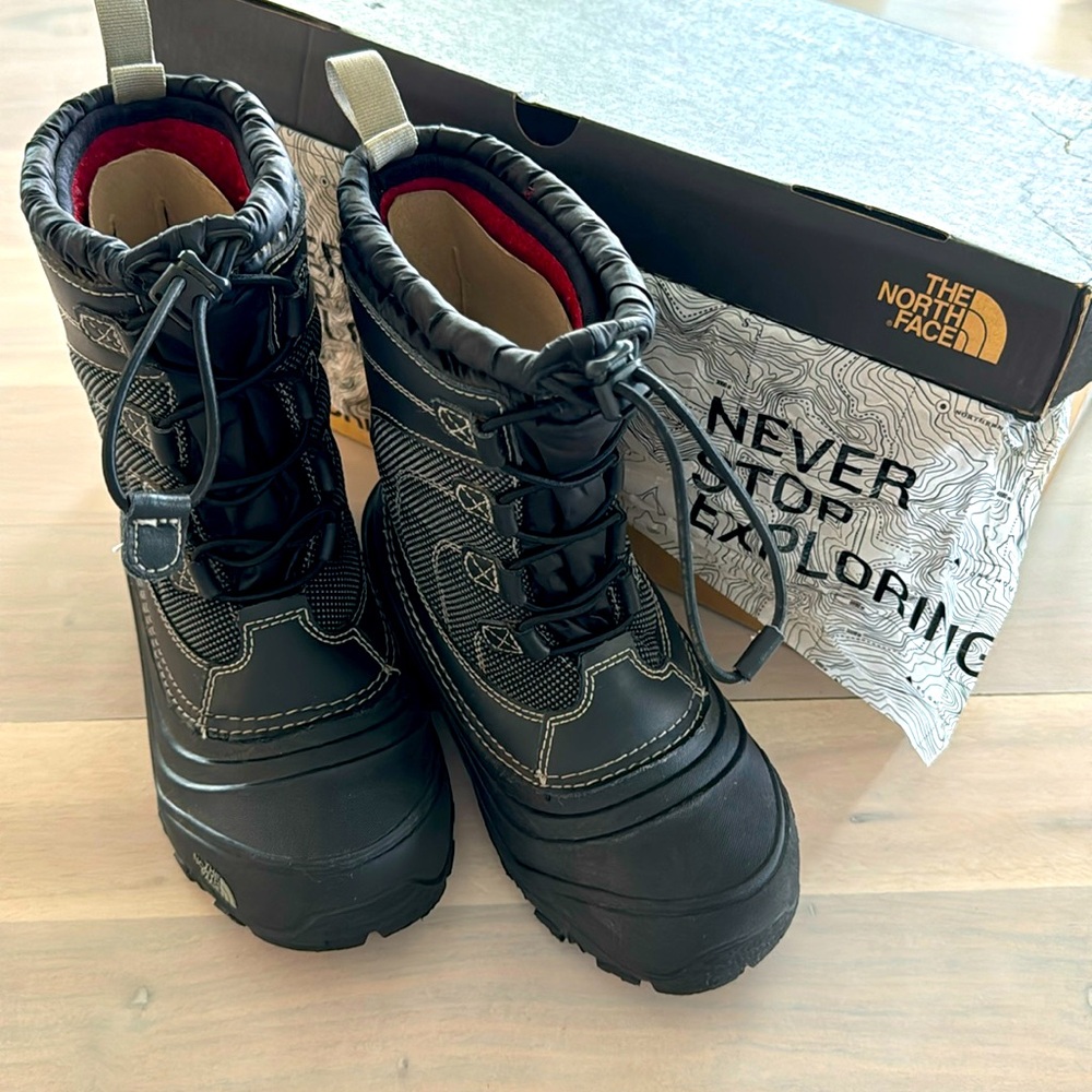 THE NORTH FACE Kids' Alpenglow IV Snow Boot Size 2 In Box Worn Once